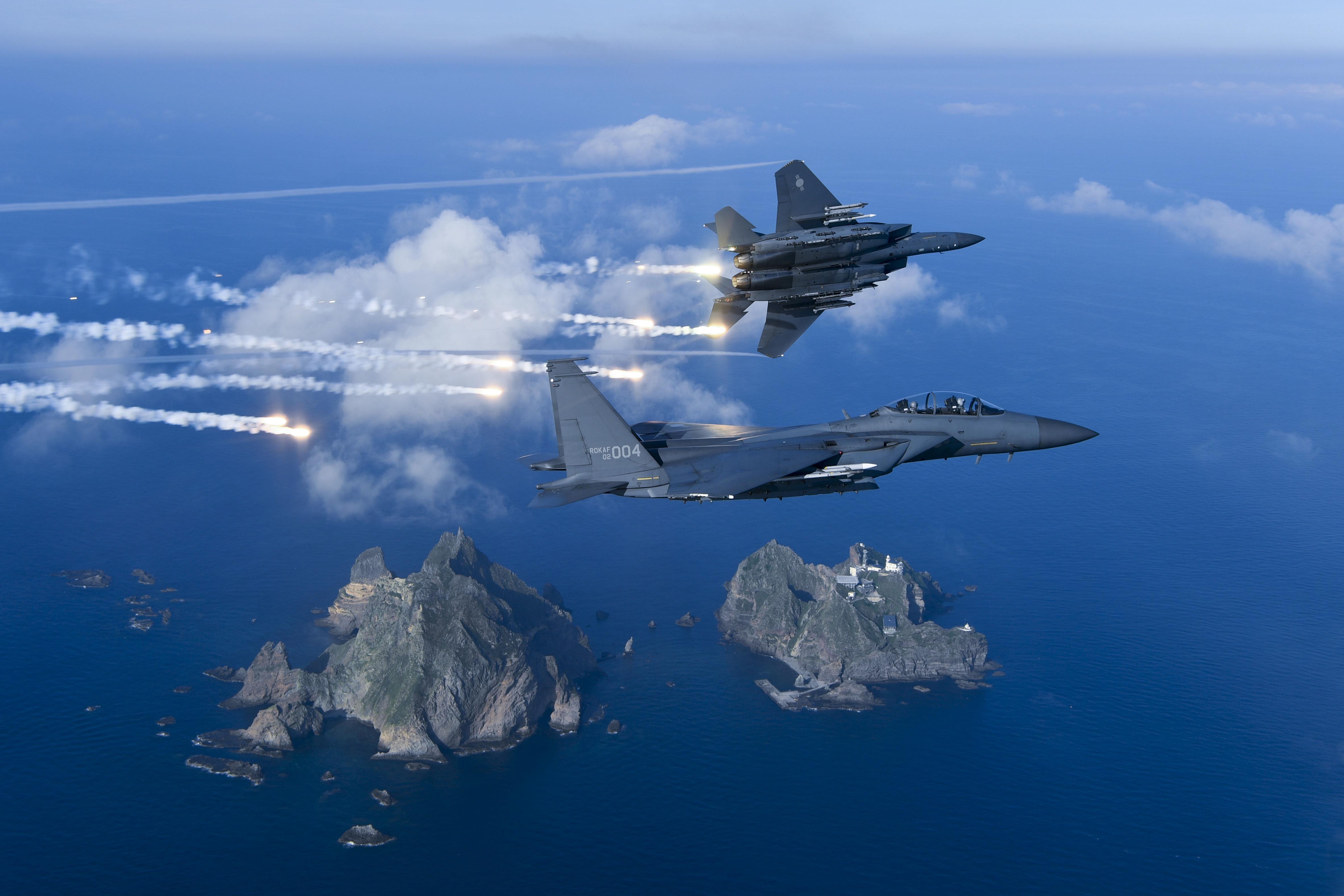 독도상공을 비행하는 F-15K 전투기 첨부 이미지